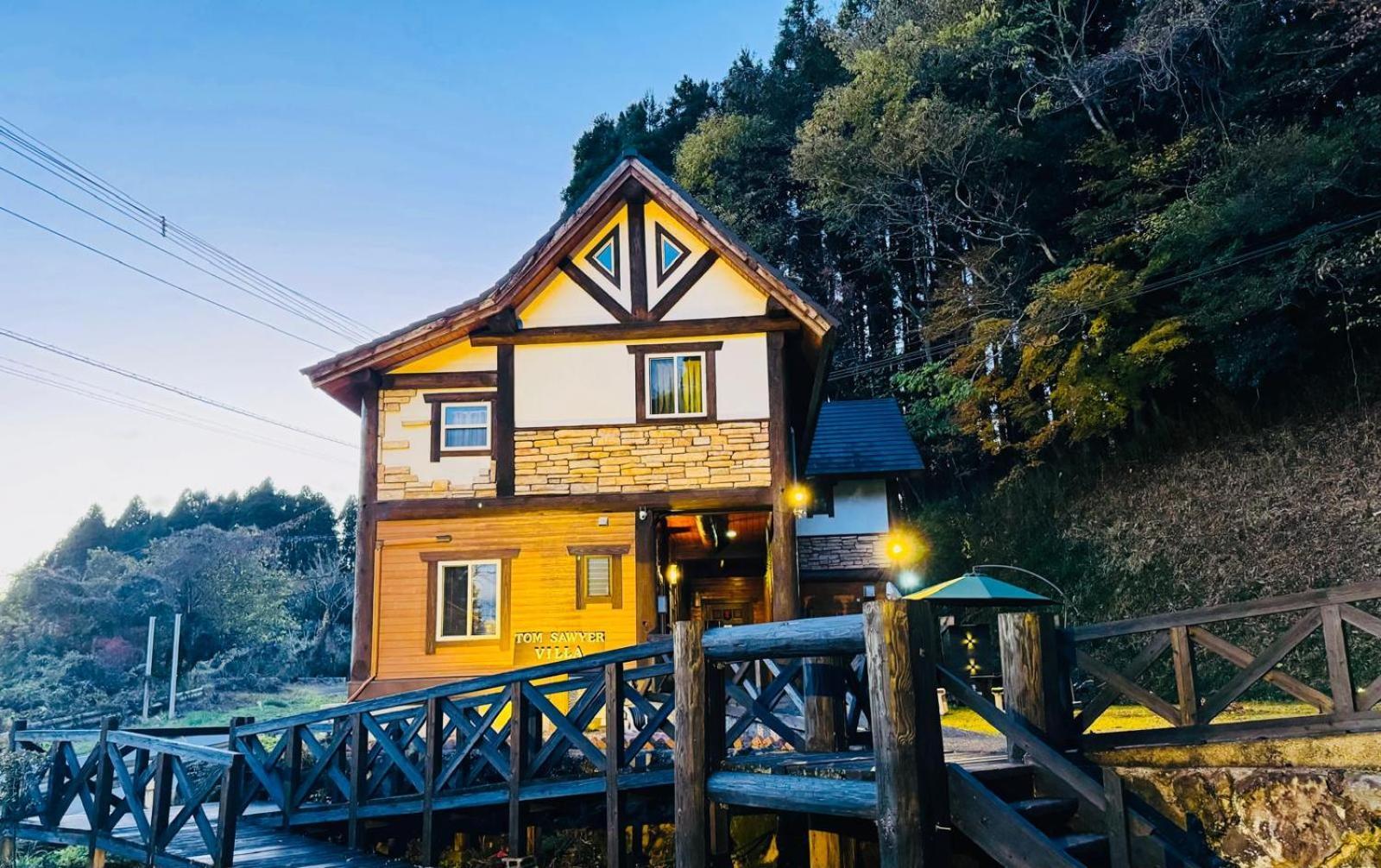 Готель Yufuin Log House No Yado Tom Sawyer Екстер'єр фото